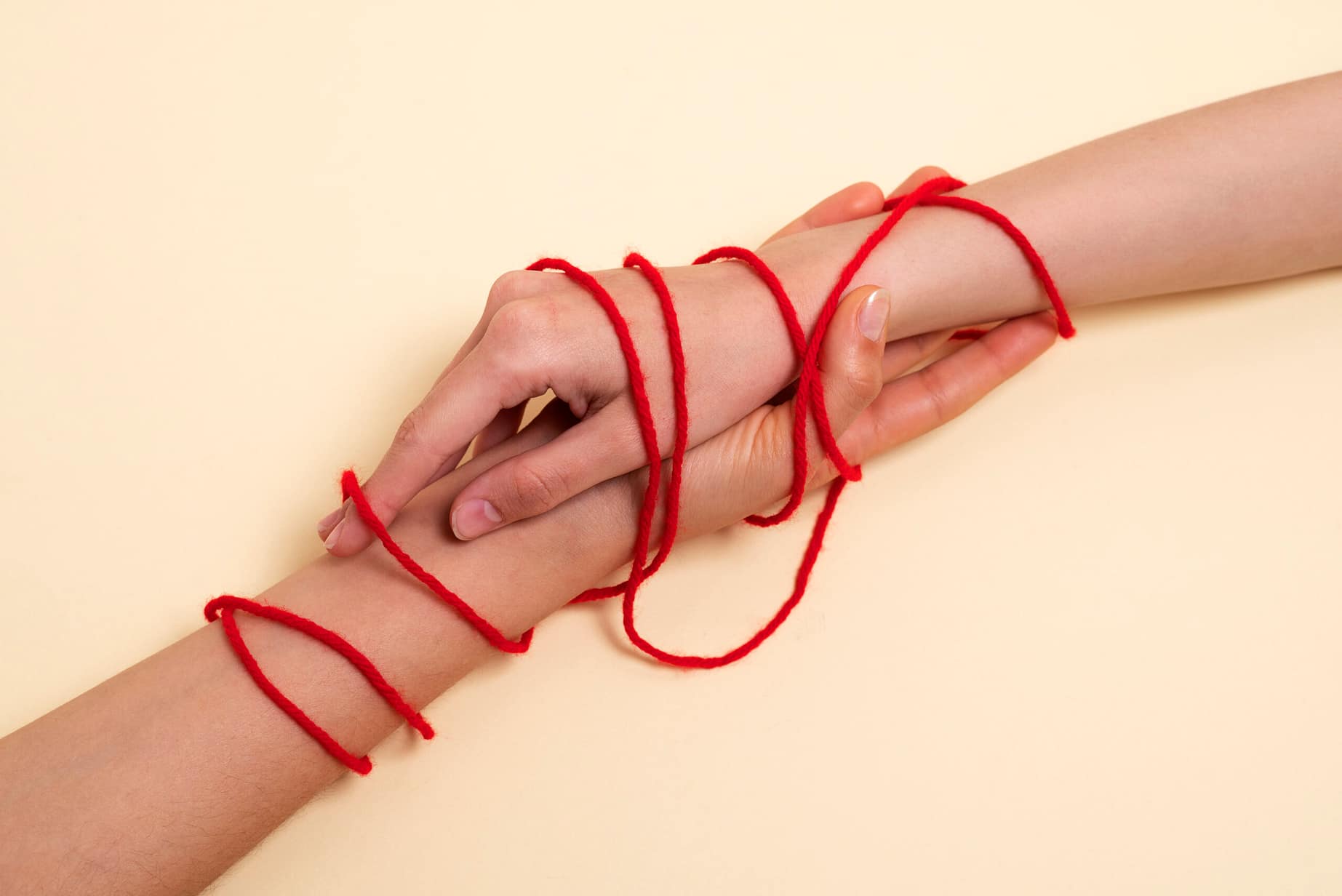 mani-umane-collegate-con-filo-rosso